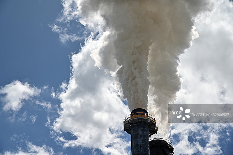 烟囱冒出的蒸汽图片素材