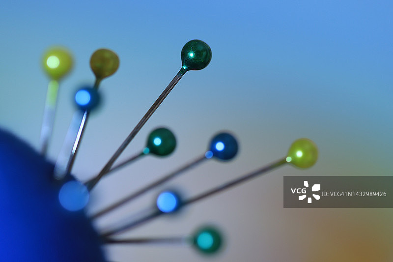 彩色圆头直缝纫针与针垫图片素材