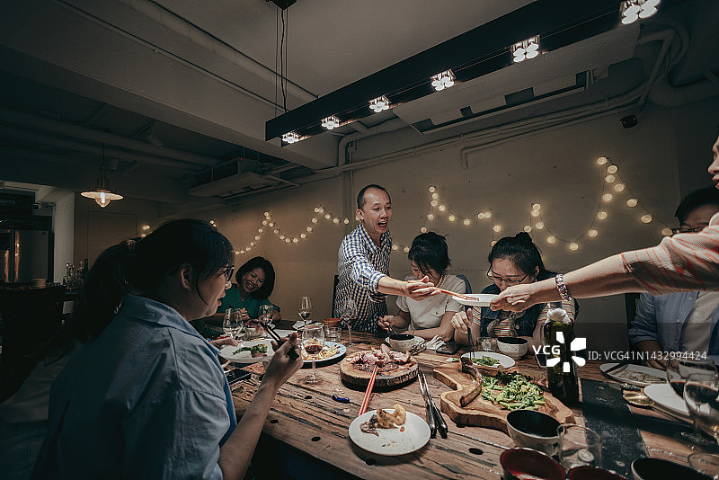 一群朋友在星期五晚上聚餐图片素材