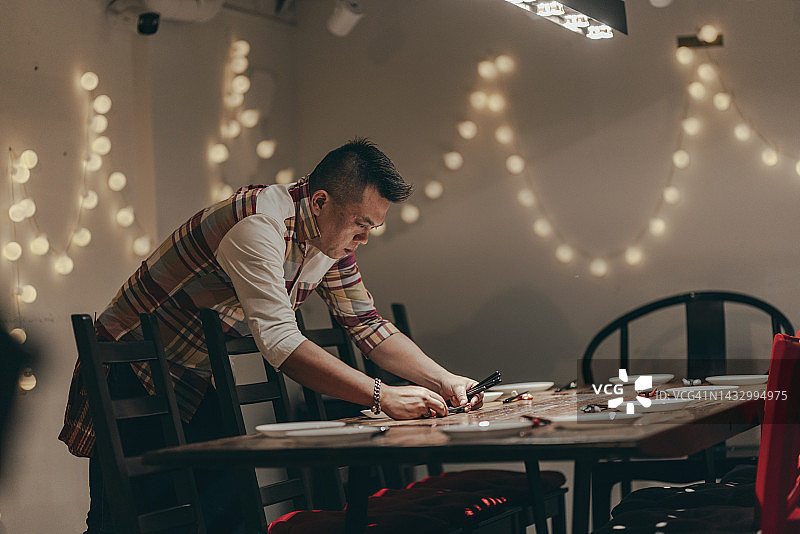 主人开业前的准备工作，摆放餐具图片素材