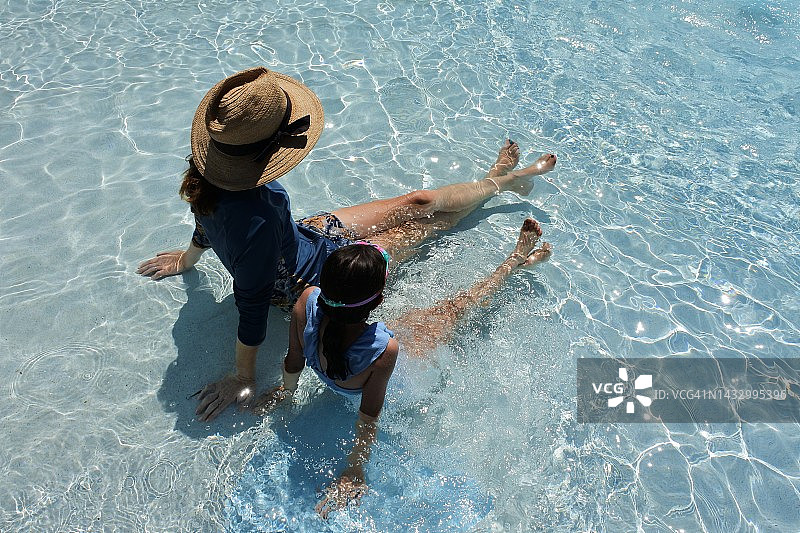 母女在游泳池里一起放松图片素材