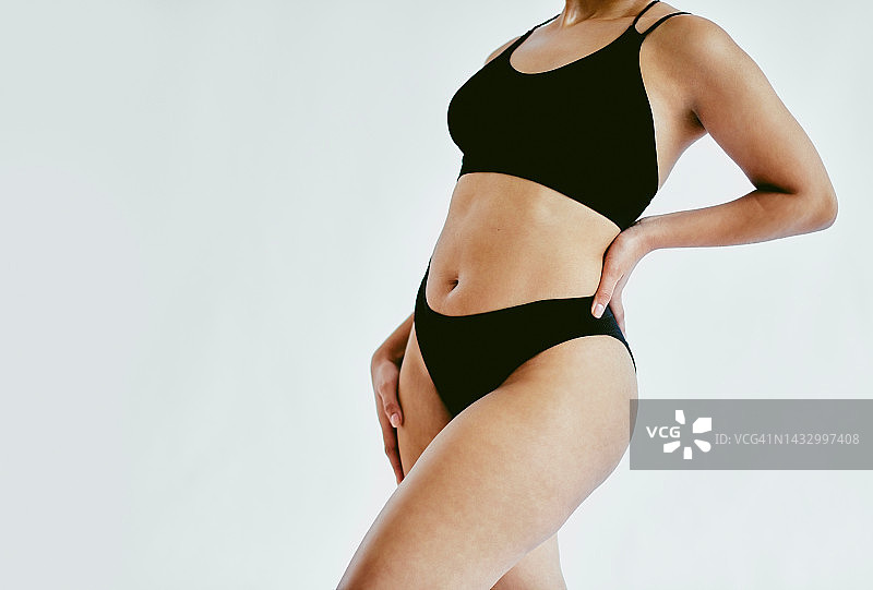 灰色背景工作室里的自然身体、内衣和女人，留白。赋权、年轻和美丽的女孩，拥有身体积极和自爱的思想，拥抱她皮肤的美丽特写图片素材