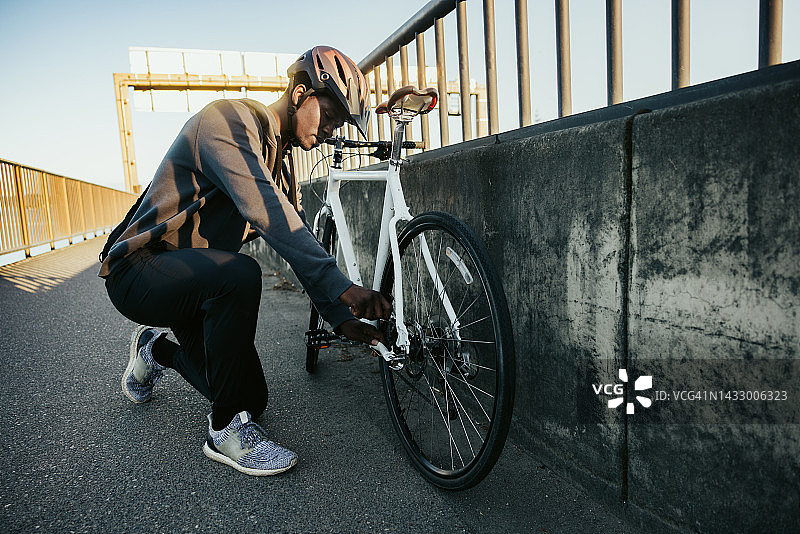 城市中的骑行者图片素材