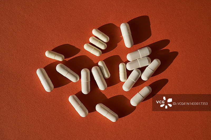 赤陶背景上的医药胶囊图片素材