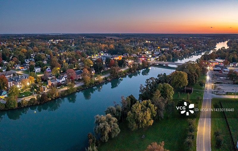 加拿大尼亚加拉瀑布金斯布里奇公园和奇帕瓦自来水厂的尼亚加拉河休闲步道图片素材