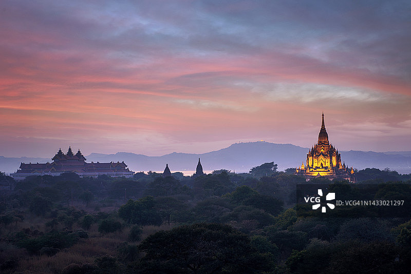 考古区内缅甸蒲甘的古代寺庙遗址景观图片素材