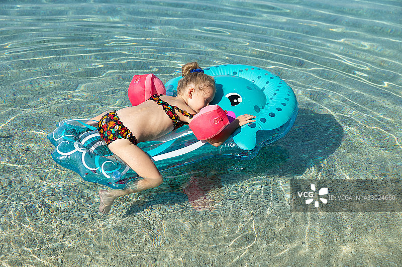 小女孩在海边玩气垫图片素材