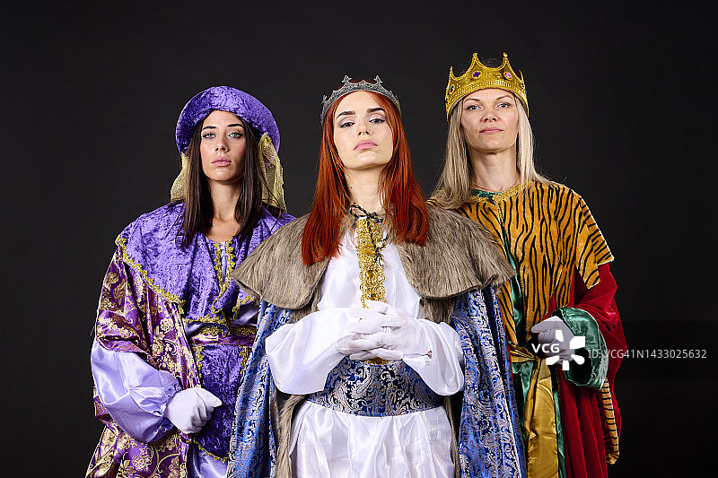 三位女王严肃地盯着镜头图片素材