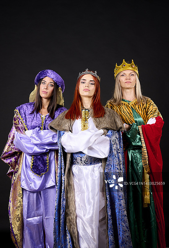 三位严肃的皇后交叉双臂看向镜头图片素材
