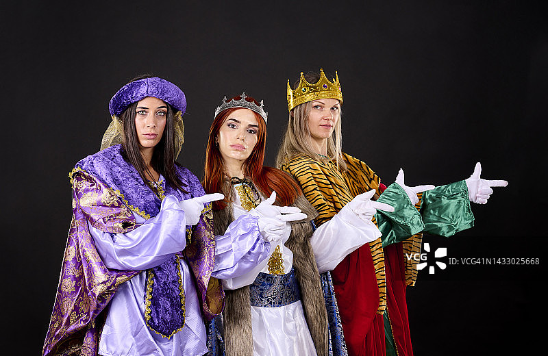 三个女王指着广告牌看着镜头图片素材