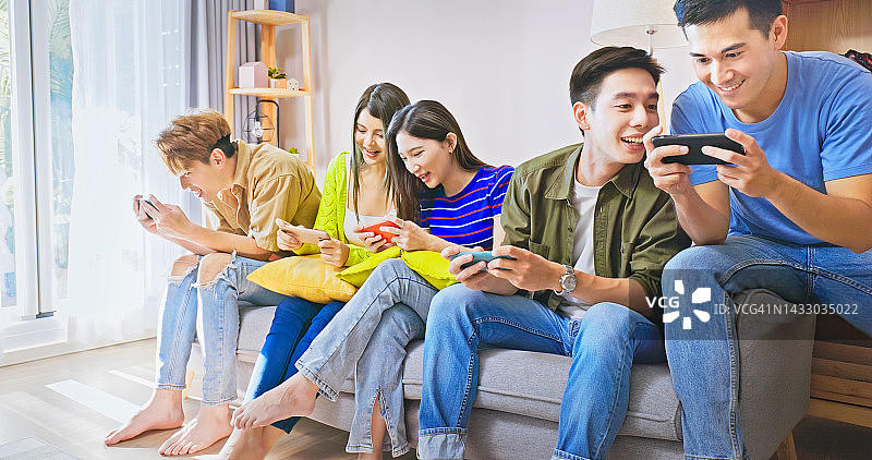 一起玩游戏的朋友们图片素材