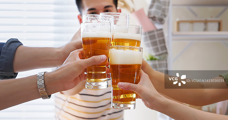 朋友们碰杯喝啤酒图片素材