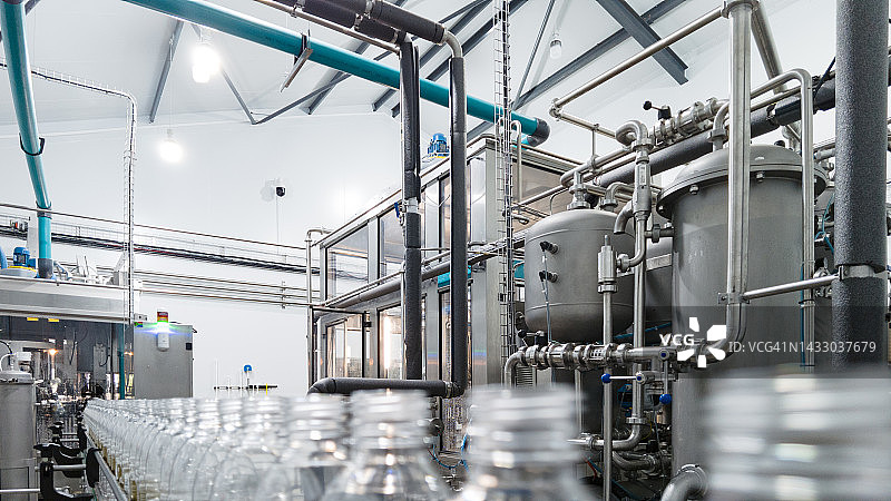 水灌装厂内的传送带上的瓶子图片素材