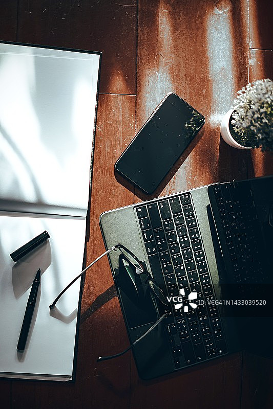 早晨工作台上的俯视图图片素材