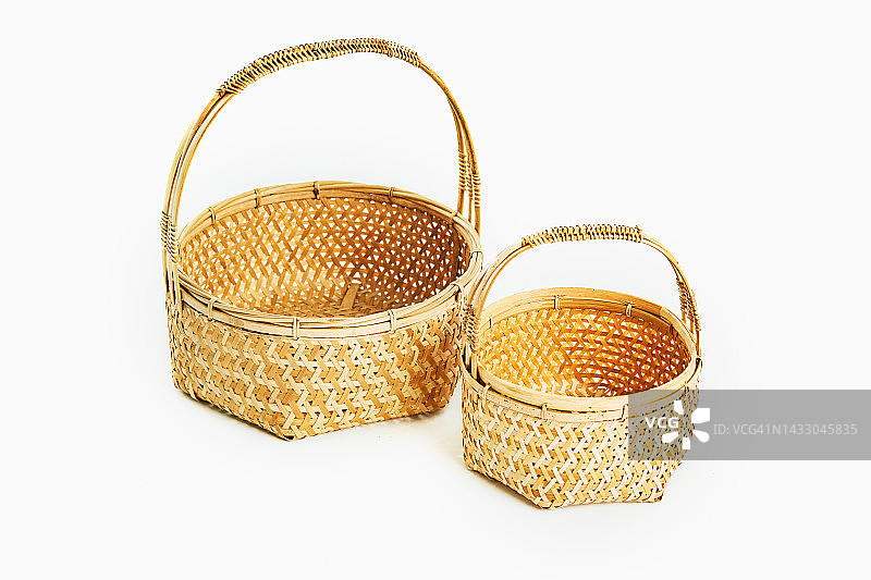 白色背景上的棕色柳条筐，手工柳条筐图片素材