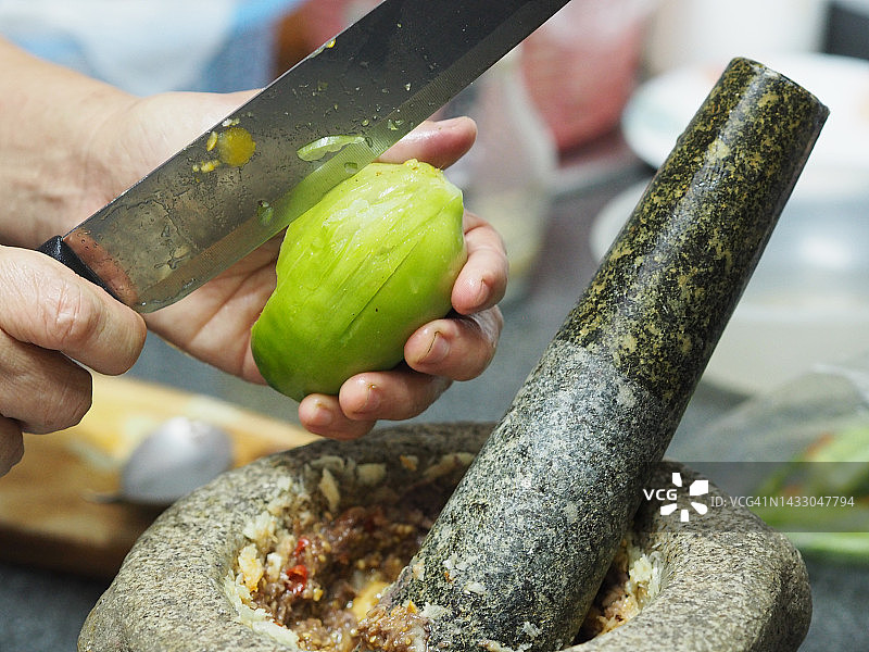 在石臼中烹饪辣椒酱图片素材