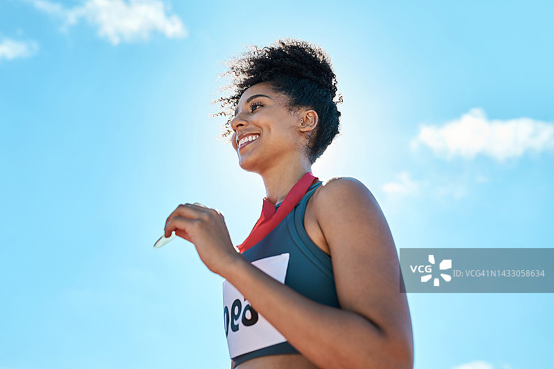 葡萄牙：健身、训练、跑步比赛中的奖牌、冠军和跑步者（运动女性，蓝天下，笑容，运动奖励）图片素材