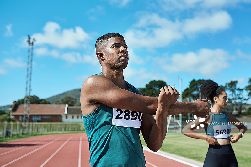 运动、锻炼和马拉松运动员在户外跑道上跑步前伸展，严肃而坚强。动力、目标和有远见和竞争心态的黑人准备迎接速度挑战图片素材
