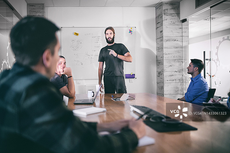 会议室里的IT专业人士图片素材