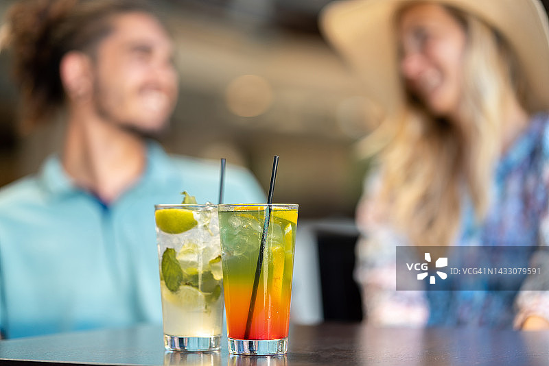 咖啡馆桌子上的鸡尾酒特写图片素材