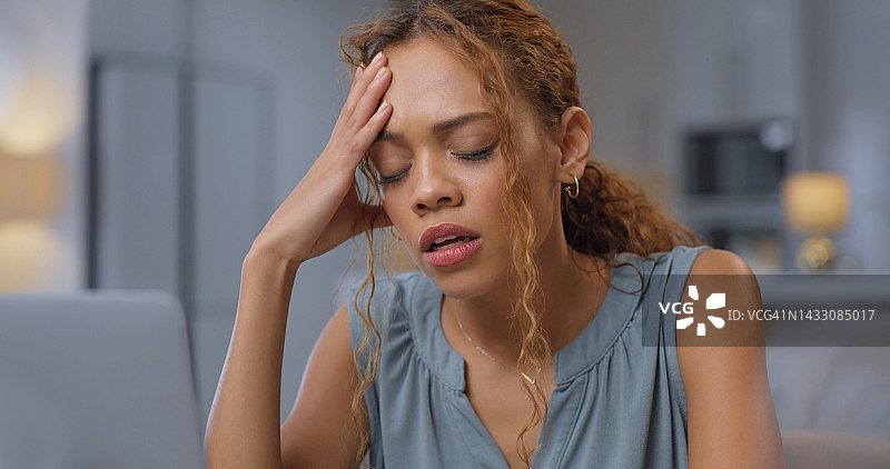 在家工作感到沮丧的妇女，工作头痛、压力和倦怠，心理健康问题图片素材