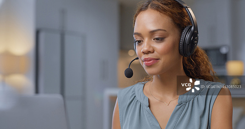 客户支持：呼叫中心女顾问的远程咨询服务图片素材