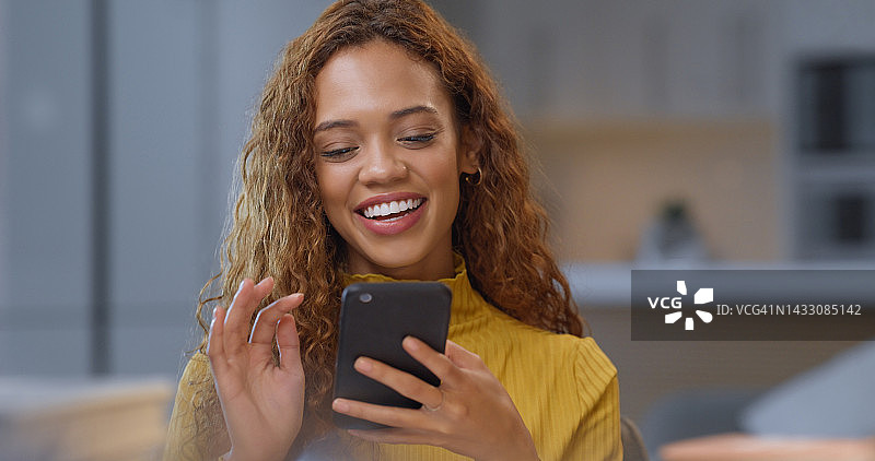 手机、微笑和女人与社交、沟通和社交媒体与移动技术、互联网或联系我们应用程序。快乐、放松和微笑的女孩在智能手机上打字和阅读在线漫画新闻图片素材