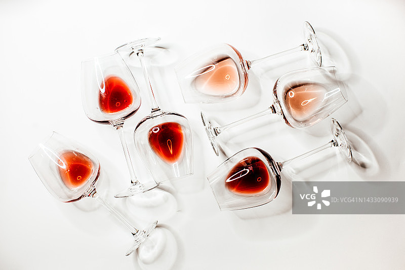 白色背景上的葡萄酒杯图片素材