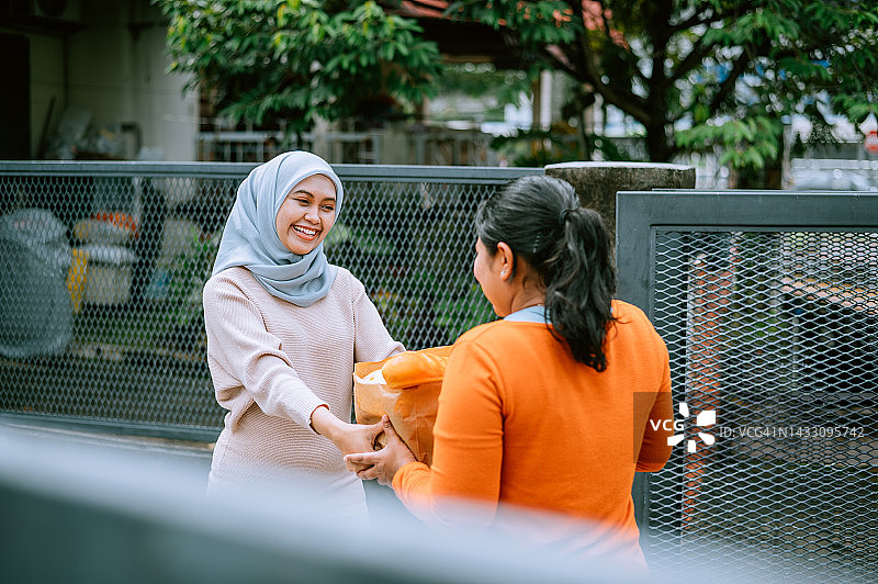 志愿者团队在捐赠中心分享和打包食物图片素材