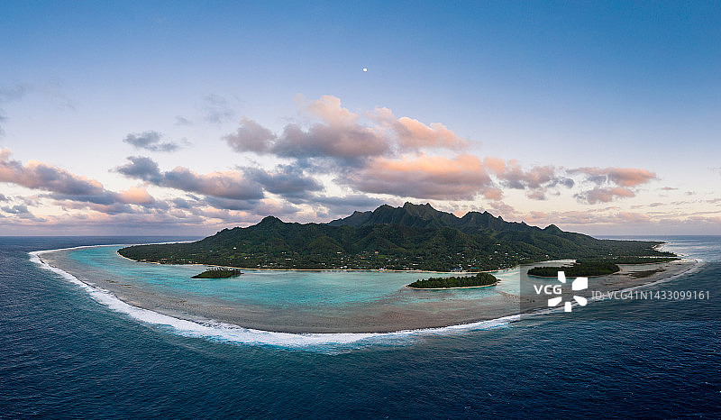 日落时分的库克群岛鸟瞰全景图片素材