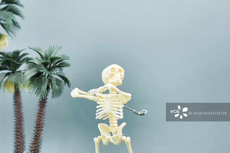 高尔夫球手在高尔夫球场开球图片素材