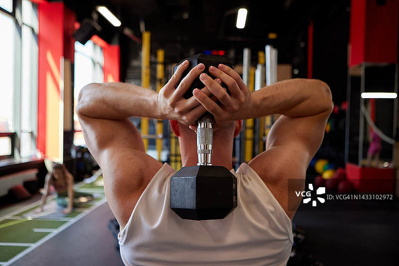 用哑铃锻炼的运动员图片素材