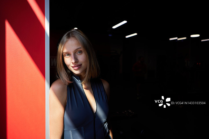 阳光明媚的健身房里的快乐女运动员图片素材