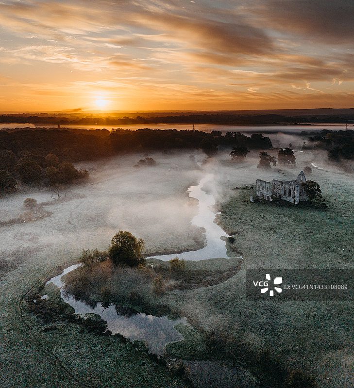 萨里郡纽瓦克修道院遗址日出景观航拍图片素材