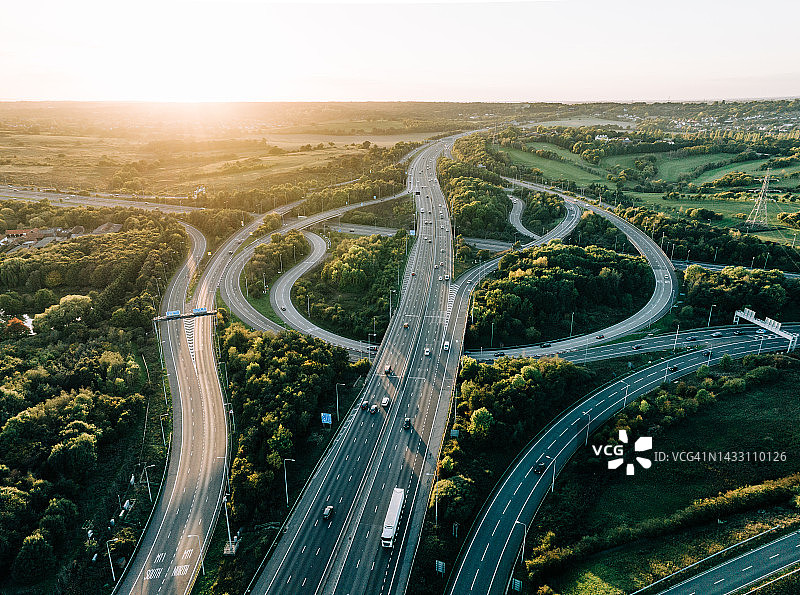 英国多车道公路交叉口日落航拍图片素材
