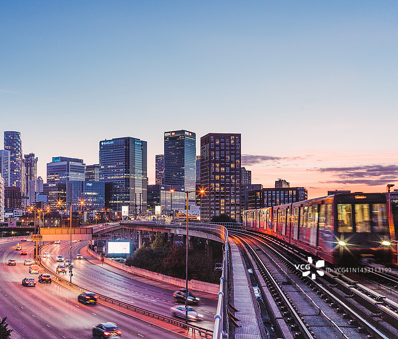 伦敦金丝雀码头天际线的鸟瞰图 - 黄昏图片素材