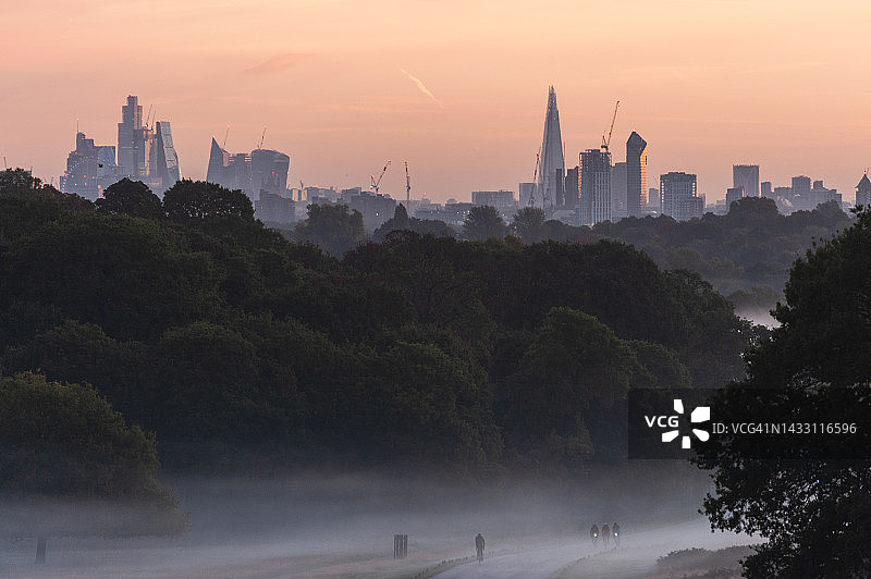 伦敦公园的秋日日出图片素材