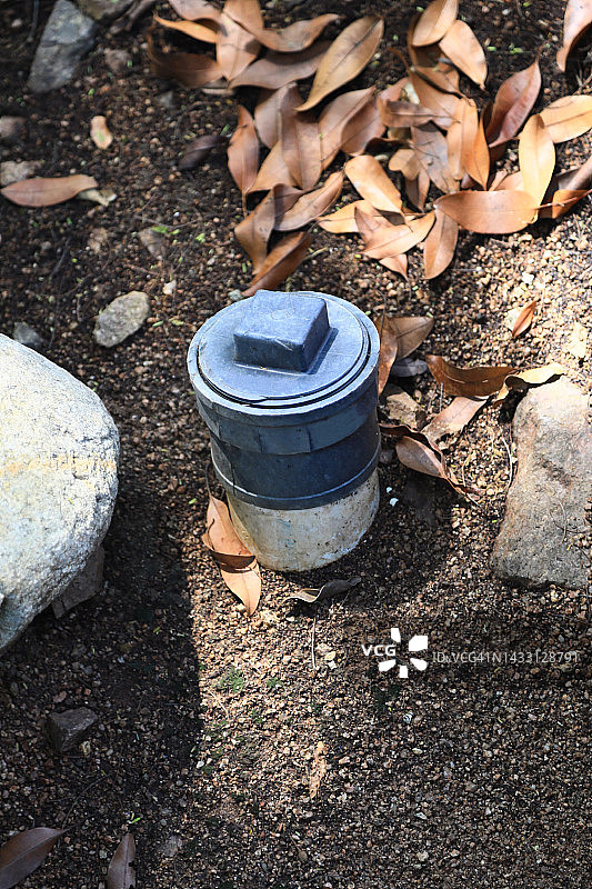 外露的带PVC盖的排水清洁管道，方便管道工检修图片素材