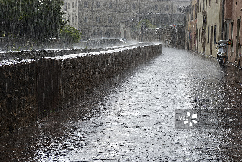 倾盆大雨下的街道图片素材