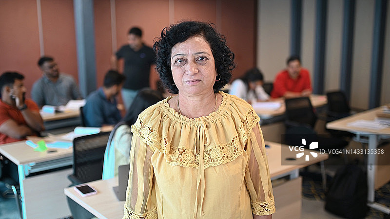 在成人教育课堂上的年长女性肖像图片素材