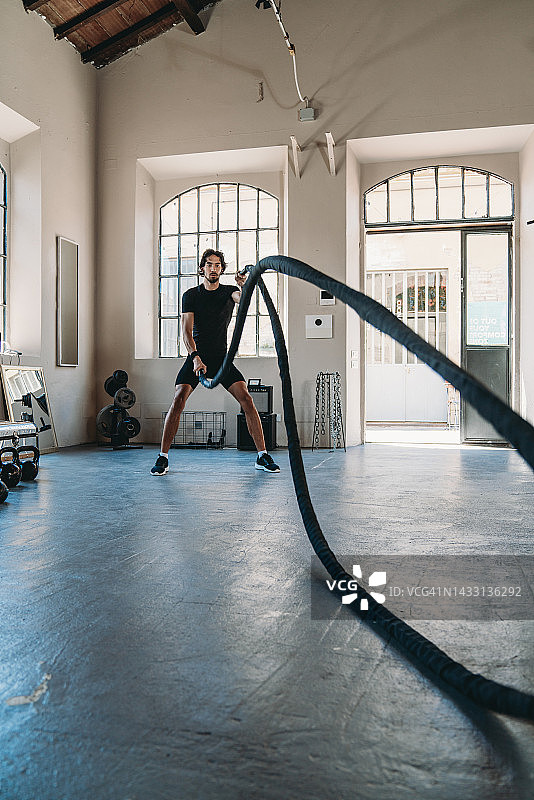 男子在健身俱乐部用绳子训练图片素材