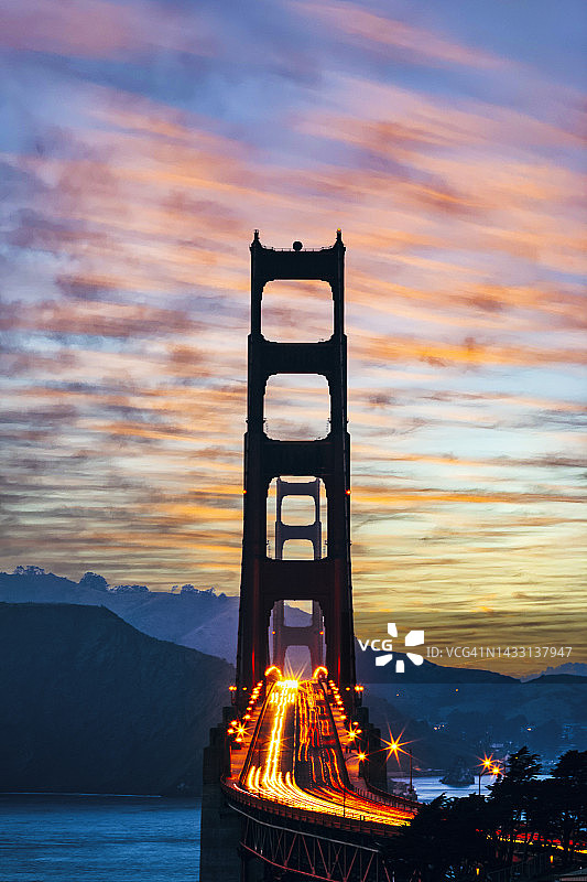 黄昏时分的金门大桥图片素材