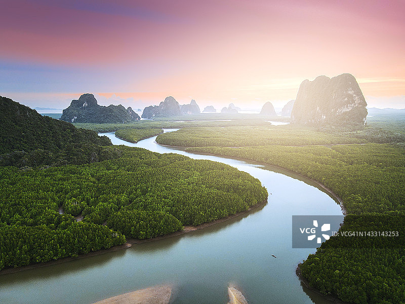 泰国攀牙湾河流与喀斯特峰林航拍景观图片素材