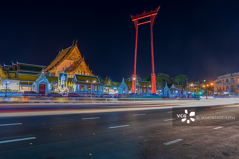 曼谷黄昏时巨型秋千和苏泰寺的光轨图片素材