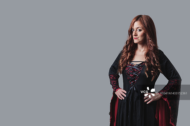 穿着戏服站在灰色背景前的女人肖像图片素材