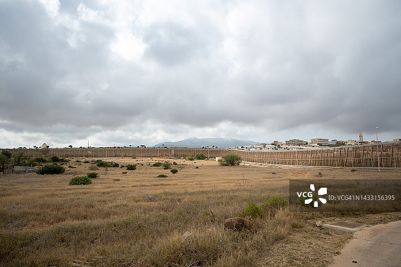 西班牙梅利利亚市的围栏，与非洲的摩洛哥接壤图片素材
