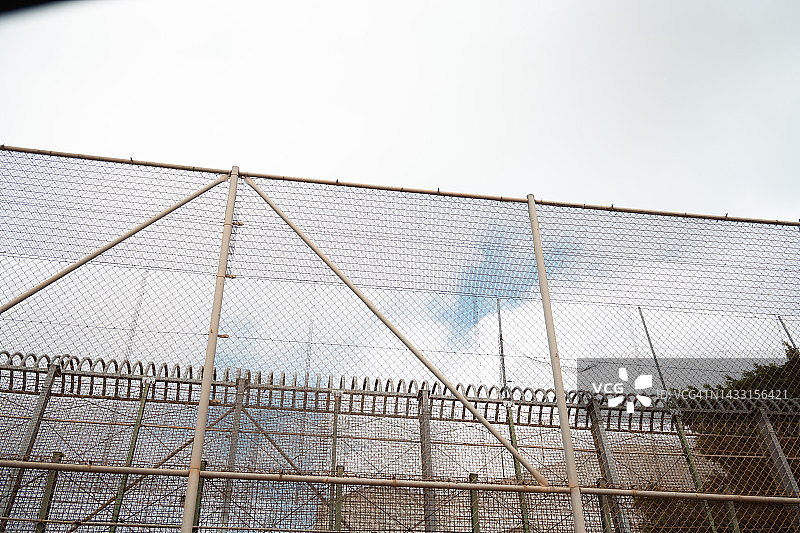 西班牙梅利利亚市的围栏，与非洲的摩洛哥接壤图片素材