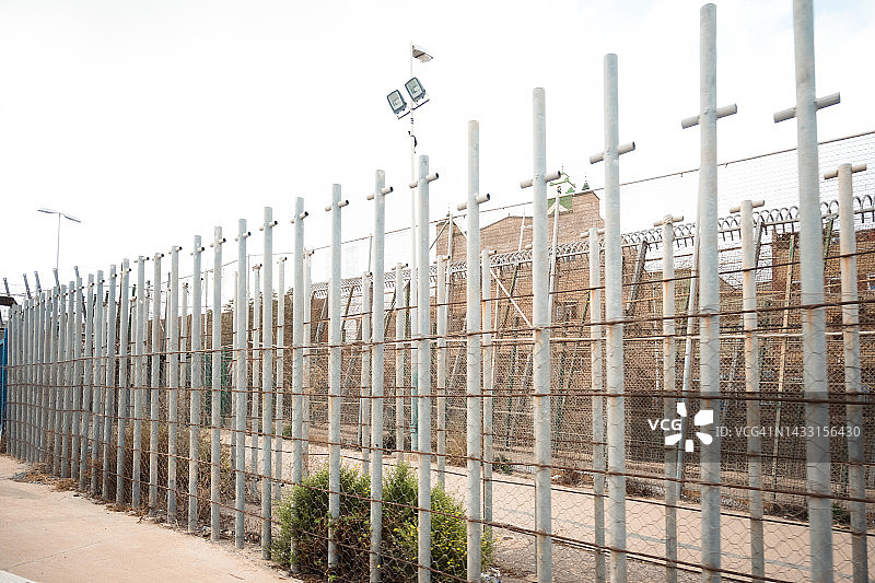 西班牙梅利利亚市的围栏，与非洲的摩洛哥接壤图片素材