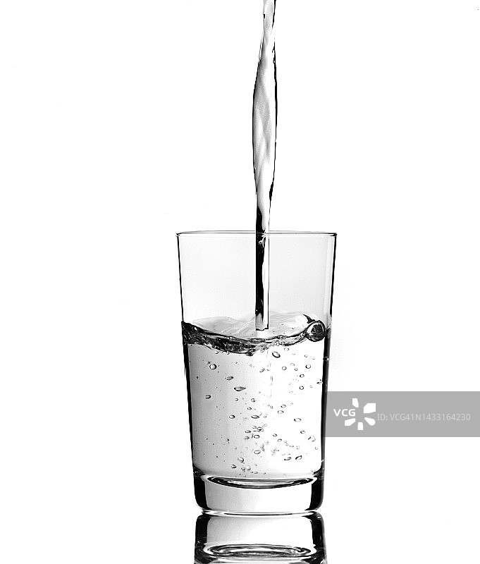 向玻璃杯中倒水图片素材