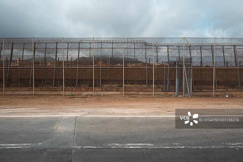 西班牙梅利利亚市的围栏，与非洲的摩洛哥接壤图片素材